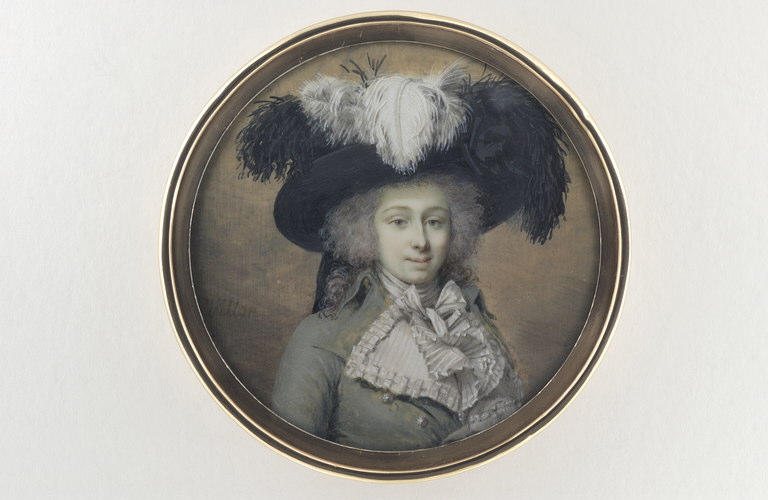 Une jeune femme, coiffée d'un chapeau à plumes