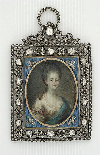 Jeune femme avec une écharpe verte