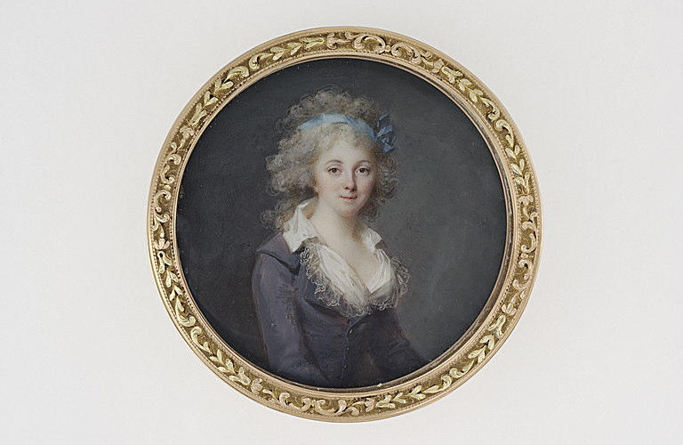 Portrait de jeune femme en robe de soie prune