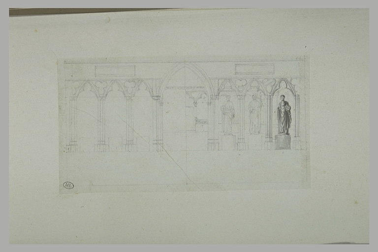 Sculptures présentées dans une architecture gothique