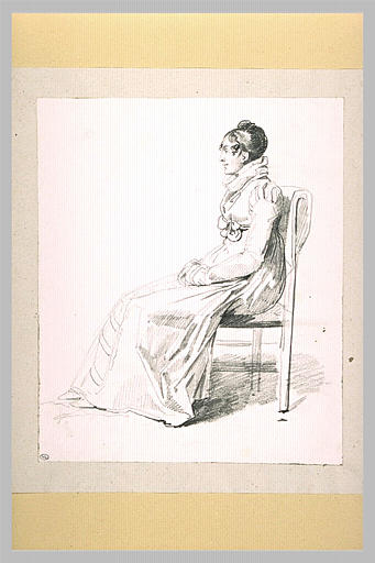 Femme assise sur une chaise, de profil à gauche