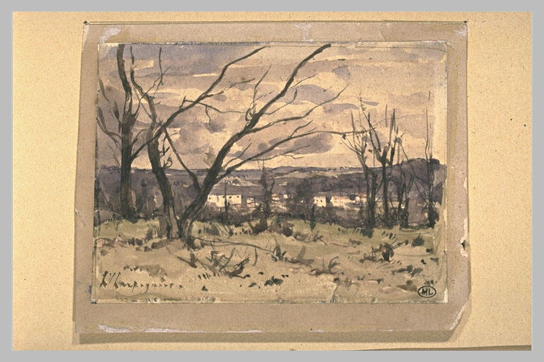 Vue d'un village depuis une colline boisée, en hiver
