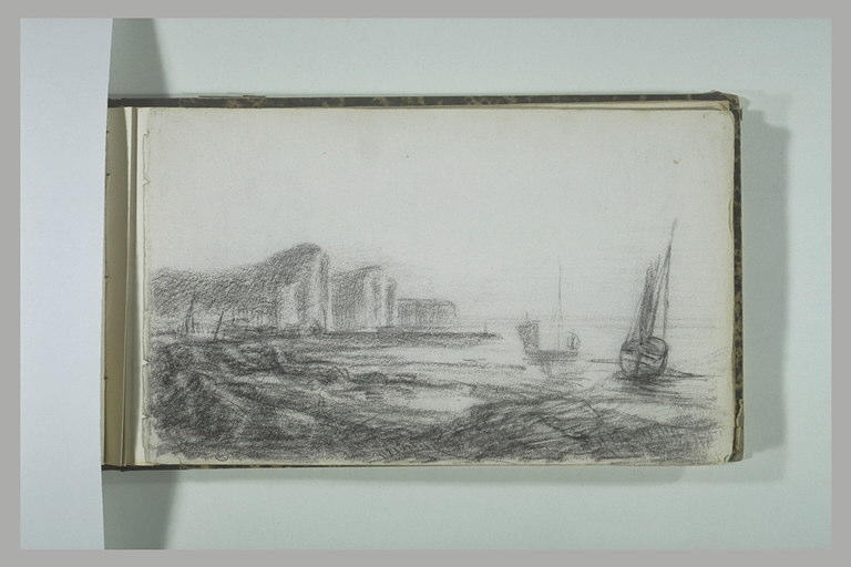 Paysage de falaises et de grève en bord de mer