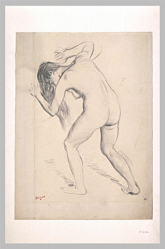 Femme nue, debout, penchée en avant, cheveux défaits