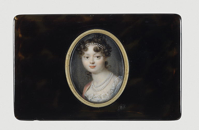 Portrait de jeune femme en costume blanc et épaulette rouge