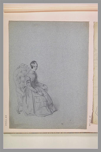 Jeune femme assise, de trois quarts à droite, dans un fauteuil capitonné
