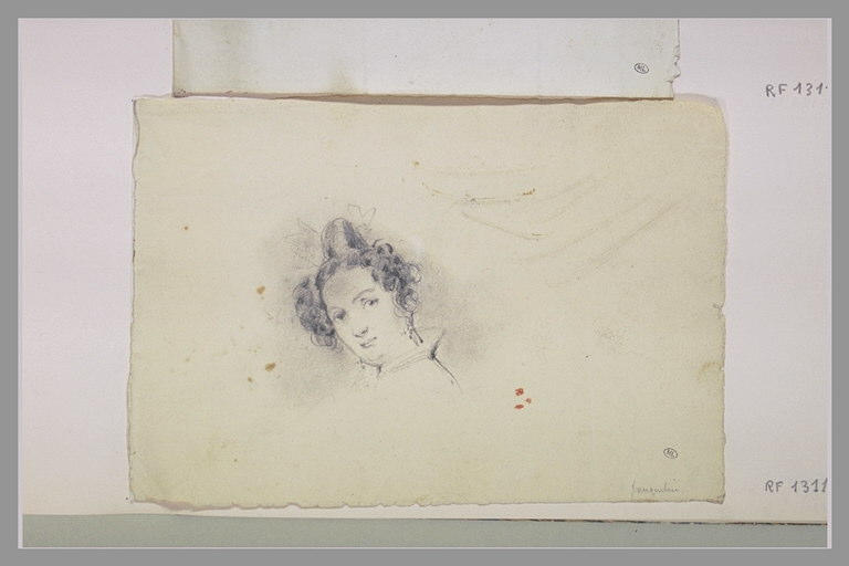 Tête de femme penchée à gauche