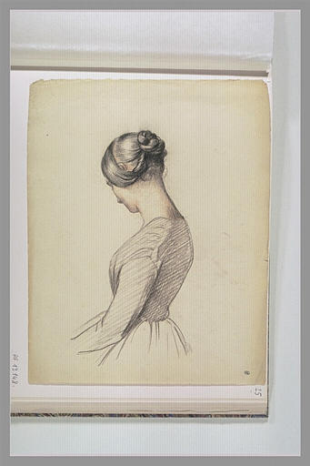 Femme à mi-corps, de profil à gauche