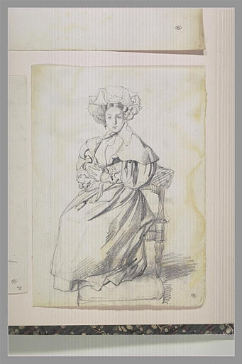 Femme assise, mains croisées sur son ventre