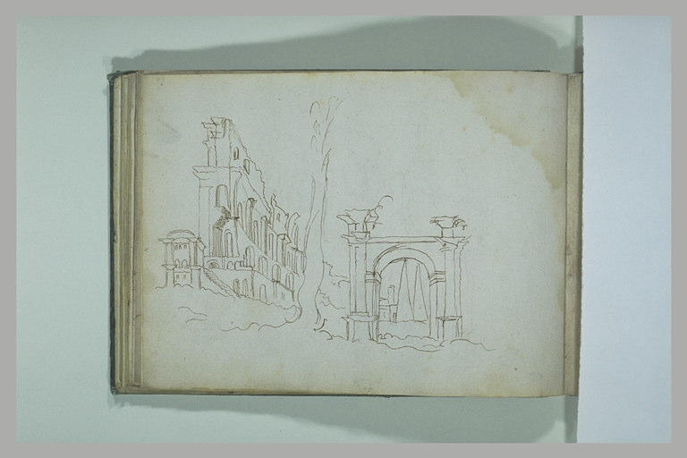 Arc et construction en ruines