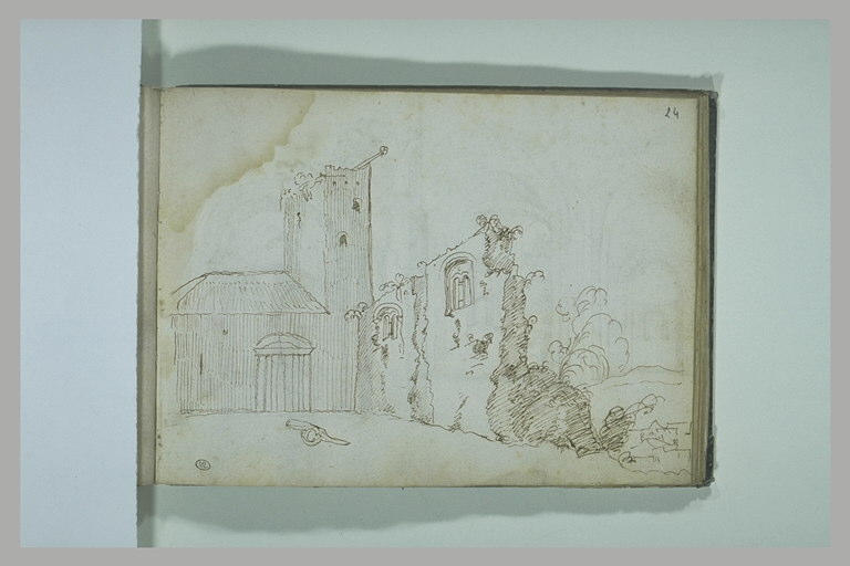 Construction, et pan de mur en ruines
