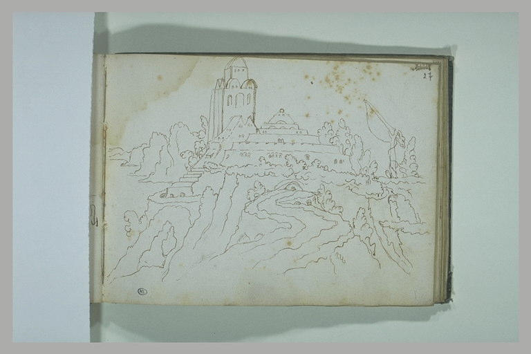 Construction sur un promontoire, entourée d'arbres