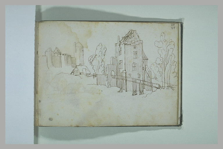 Constructions entourées d'arbres