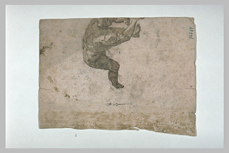 Homme courbé en avant, ramassant quelque chose à terre