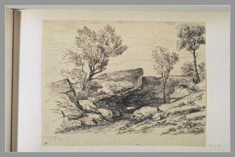 Cours d'eau entre les rochers