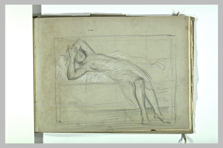 Femme allongée sur un lit