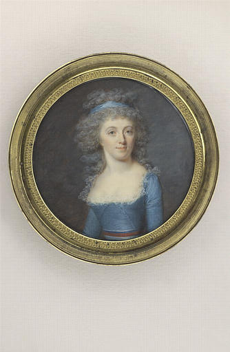 Portrait de femme, vêtue d'une robe, bleue et ceinture tricolore