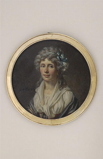 Portrait de femme, à mi-corps, avec un corsage blanc et une mante