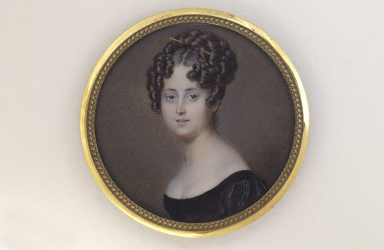 Portrait de femme, en buste, portant une robe noire à manches bouffantes