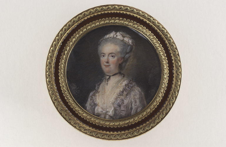 Portrait de femme, portant une robe lilas clair