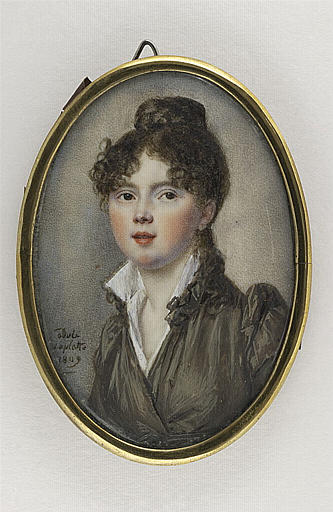 Portrait de jeune femme, en buste, portant une robe gris-brun