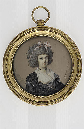 Portrait de femme, en buste, portant une robe de tulle noir