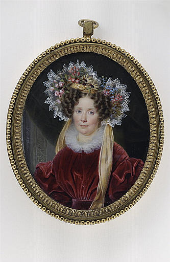 Portrait de femme portant une robe de velours fraise et une écharpe jaune