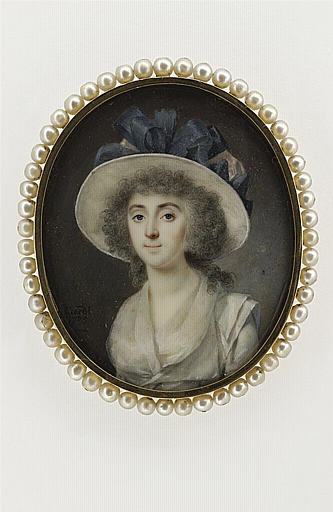 Portrait de femme portant une robe blanche