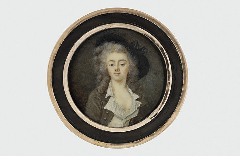 Portrait de jeune femme en robe-redingote, coiffée d'un feutre noir