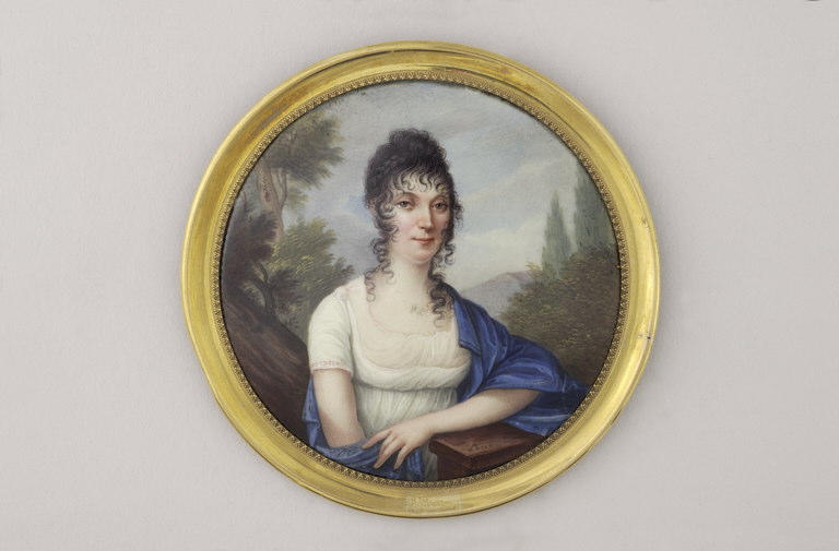 Portrait de femme en robe blanche décolletée, dans un paysage