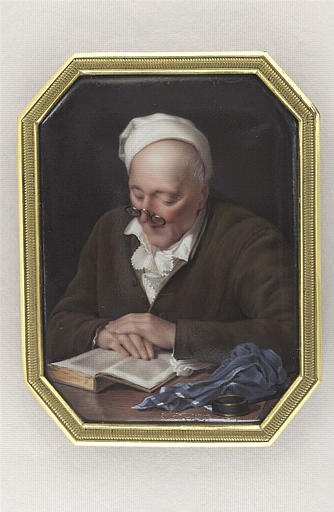 Homme assis et lisant