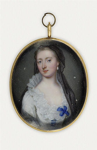 Portrait de jeune femme, portant une robe blanche à corsage lacé de bleu