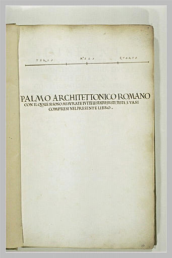 Inscription manuscrite en lettres capitales