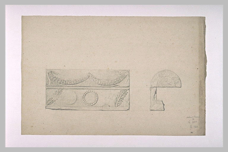 Face et coupe d'un sarcophage orné de guirlandes et de palmes