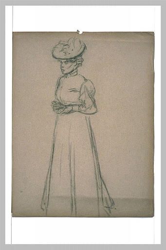 Jeune femme debout, coiffée d'un chapeau, mains croisées sur la taille