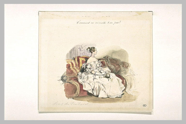 Jeune femme en robe de bal, tenant un bouquet, assise sur un divan