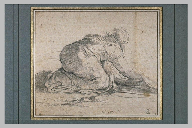 Figure de femme à genoux courbée, vue de dos