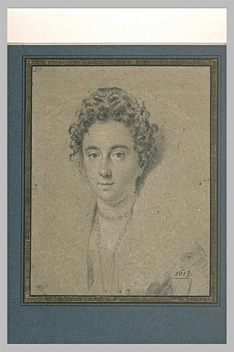 Portrait de femme vue de face : cheveux frisés en petites boucles