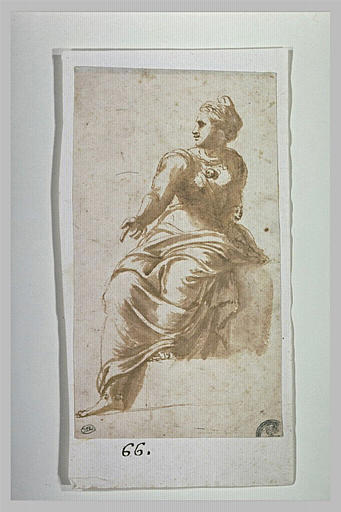 Femme assise, regardant vers la gauche
