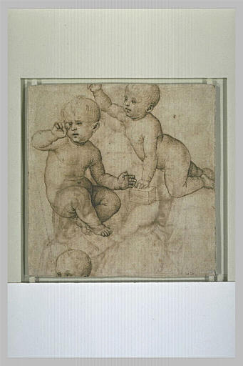 Deux enfants nus et partie supérieure de la tête d'un troisième enfant