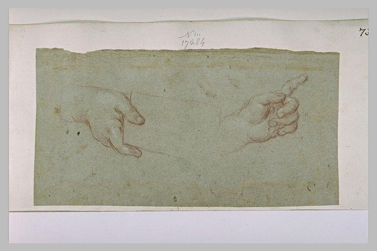 Main tenant un feuille de papier, et une autre l'index pointé