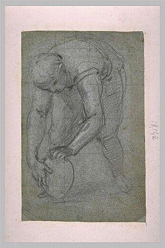 Jeune homme penché en avant, soulevant un vase