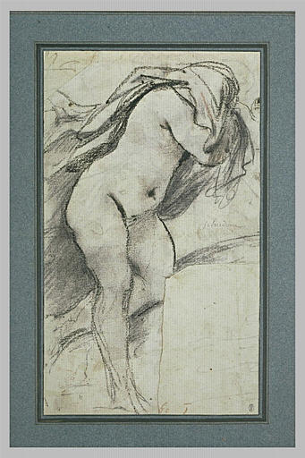 Une femme debout se séchant les cheveux