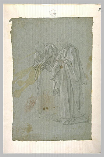 Deux hommes debout couverts de longs manteaux