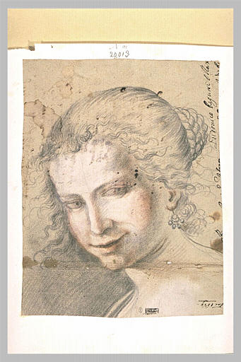 Tête de jeune fille souriant, et regardant à droite