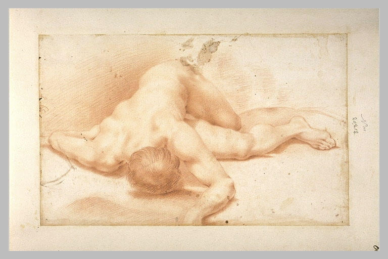 Homme nu, couché face contre terre, en raccourci