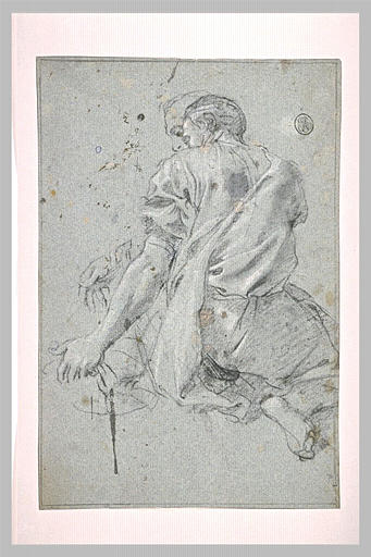 Homme drapé, assis à terre, de dos