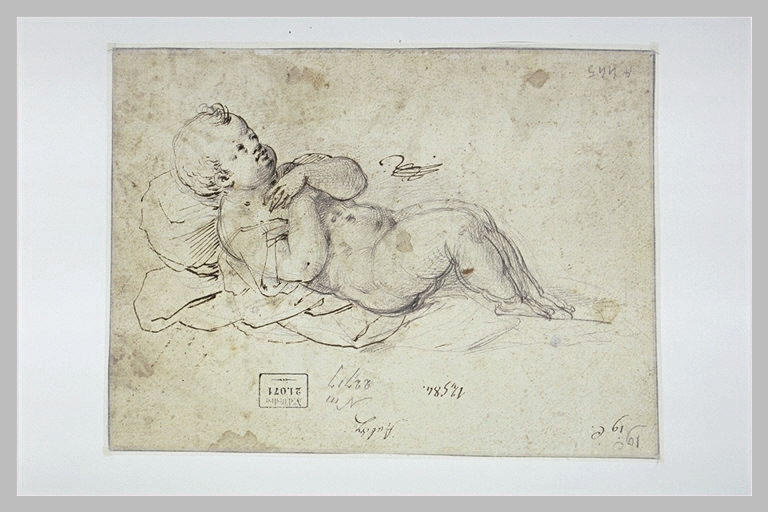 Enfant nu couché sur le dos, sur une draperie