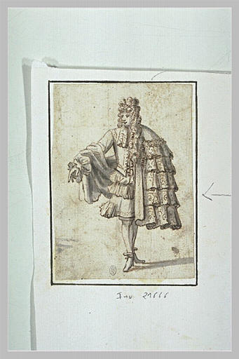 Un seigneur debout, costume Louis XIV, portant une cape