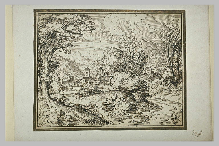 Vaste paysage boisé et montagneux, avec une bourgade derrière des arbres